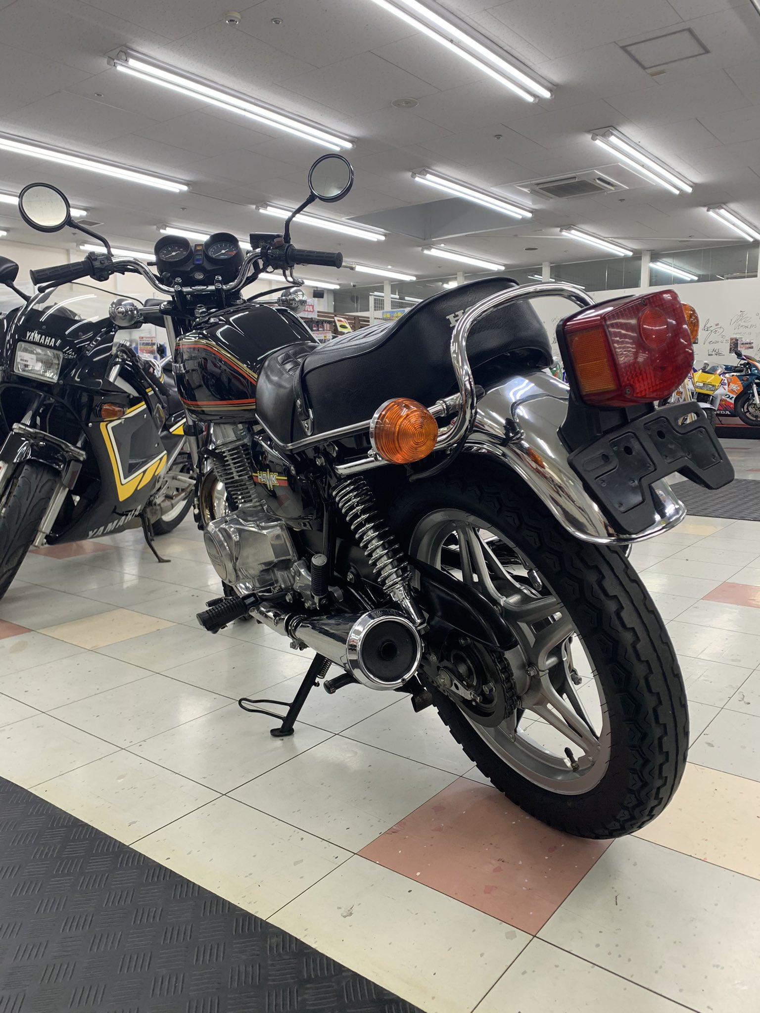 バイク王 つくば絶版車館 No Twitter Honda Cb250t Hawk ホーク バブ 1977 当時乗っていた方ですとバブと言うと分かりやすいですね ちなみに 1977年 1978年がスポークホイール 1978年4月 コムスターホイール 13lタンク バイク Cb250t ホーク Hawk