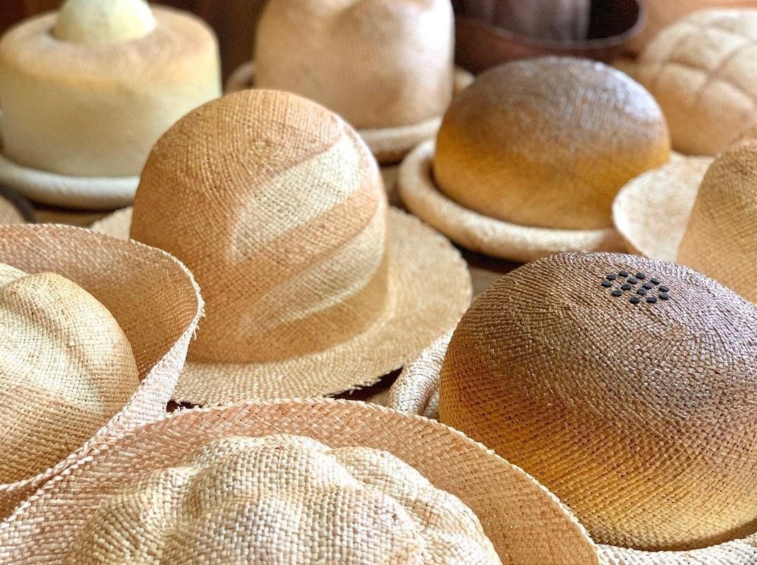 이 가게 “빵”모자 디테일 미친것 같고 모자에서 고소한 빵냄새 날 것 처럼 생김 
한여름에 바게트 모자 가을에는 몽블랑 모자 쓰고 싶다 ㅋㅋㅋㅋㅋ