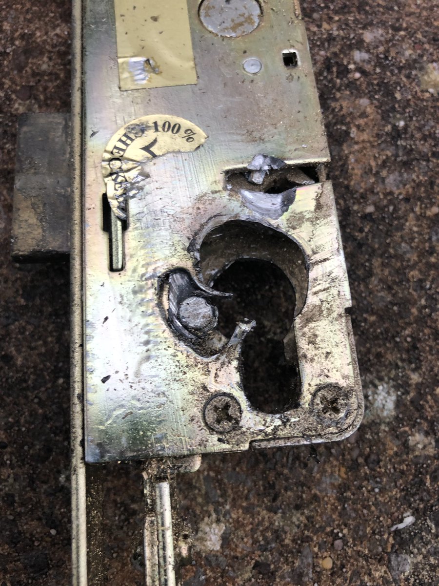 surelokhomes_73's tweet photo. The neighbour and myself tried to gain entry!!! Ruined lock, mech and handles. “Wife won’t be happy” no shit Sherlock. https://t.co/0JuzCedk4m