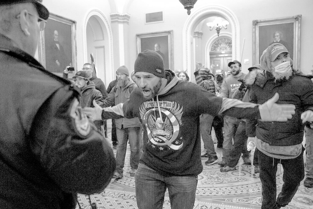 NYDN, same image as in previous Tweet. The fraudulent metadata did not have the 04:14 oopsie previously noted. AP promo has Creation Date: January 06, 2021 09:14:40 AM. Likely actually GMT which is 5 hours ahead of EST.  #MediaCabal  #WiresProject  #FalseReality  #CapitolRiot  #FRAUD