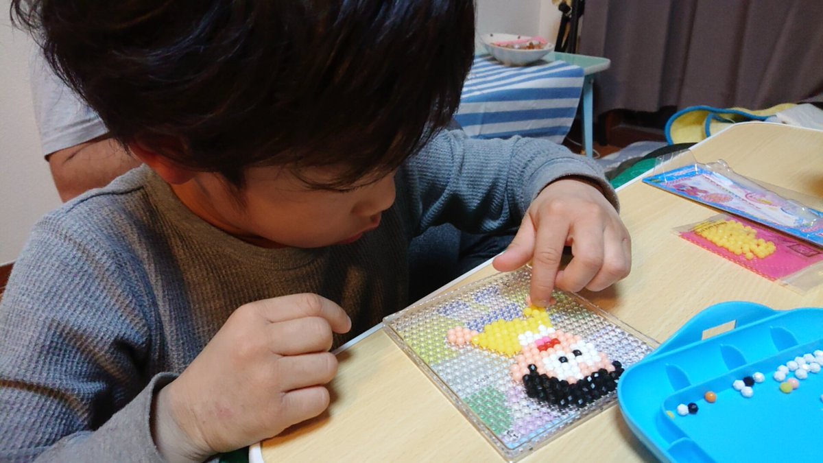 かえるママ かえるch 挑戦する 21 アクアビーズ 楽しいぃぃぃぃぃぃぃぃ スライムパレットのパレットが 再び役にたちました あいみーちゃんからいただきました アクアビーズ どハマり ドラえもん サンリオ 収納 100均