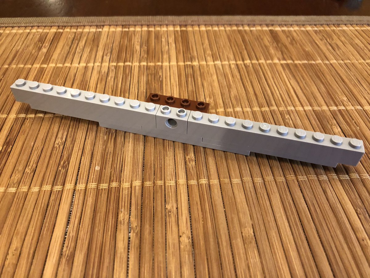 This joist has a hole in the middle to align the mechanism. Now we can push/pull to close/open them.  #LEGO  