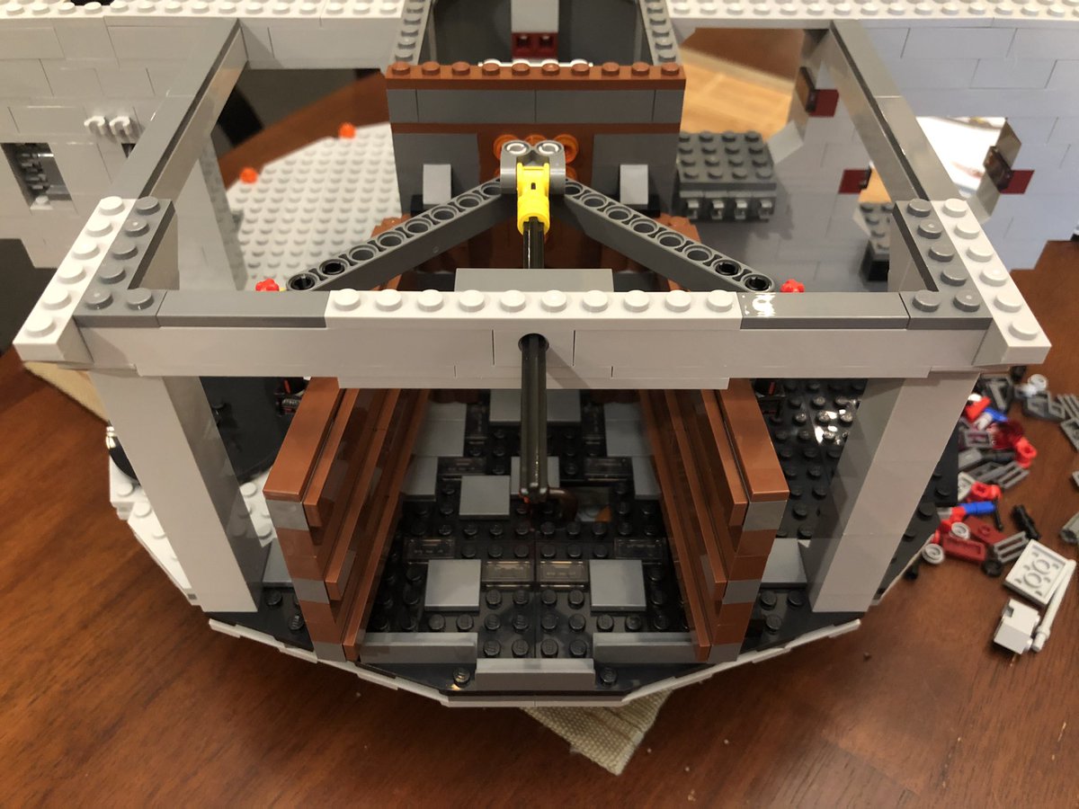 This joist has a hole in the middle to align the mechanism. Now we can push/pull to close/open them.  #LEGO  