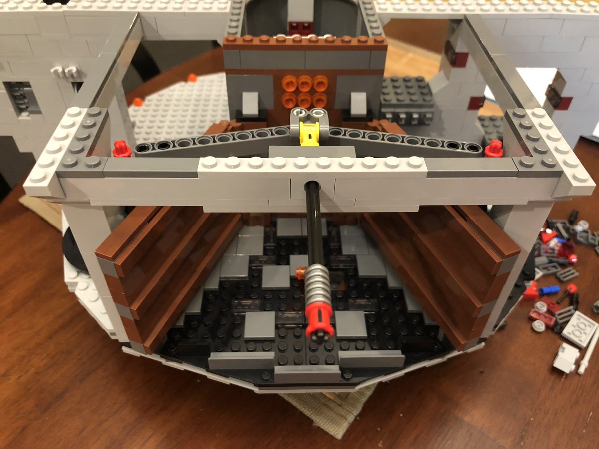 This joist has a hole in the middle to align the mechanism. Now we can push/pull to close/open them.  #LEGO  