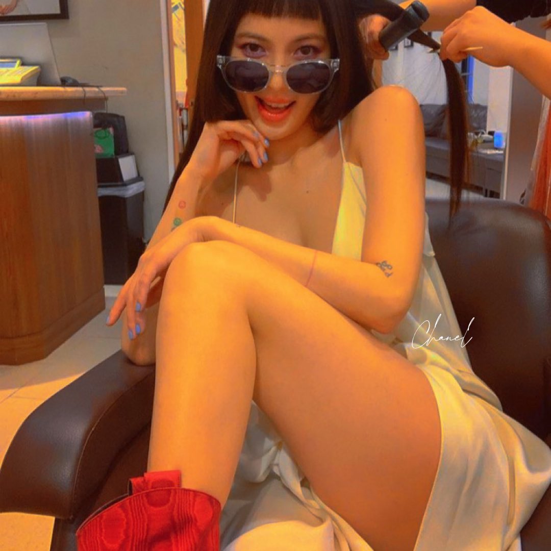 ㅤ
ㅤ 
     ✧*̣̩⋆̩☽⋆ 𝗖𝗛𝗔𝗡𝗘𝗟: baby, let me be your sugar mommy.                  
ㅤㅤㅤ
ㅤ