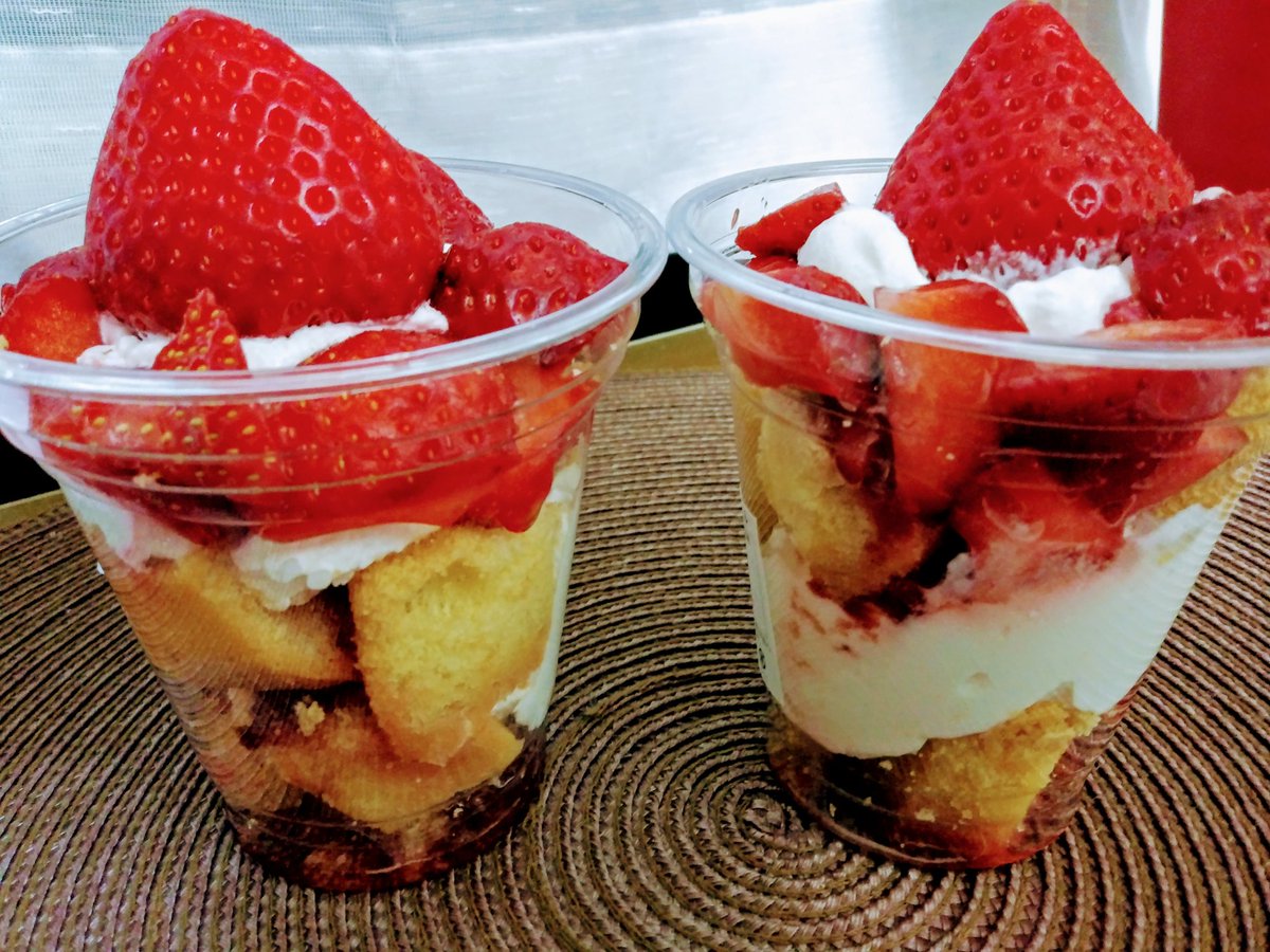 HSirocat3947's tweet photo. 福間駅の改札前で販売されてました🍓豆乳と生クリームを購入　
ボリューミーで🍓美味しかった

#おやつキッチン　#082KITCHEN #いちご #シフォンケーキ　#トライフル https://t.co/0qGGwD0vFD