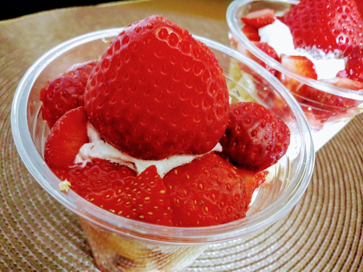 HSirocat3947's tweet photo. 福間駅の改札前で販売されてました🍓豆乳と生クリームを購入　
ボリューミーで🍓美味しかった

#おやつキッチン　#082KITCHEN #いちご #シフォンケーキ　#トライフル https://t.co/0qGGwD0vFD