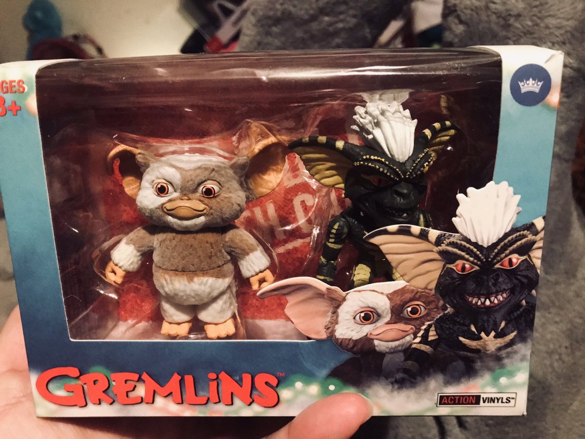 PateeSondra's tweet photo. My Gremlins Action Vinyls 2 Pack arrived today... Gizmo is Flocked all soft n fuzzy while Stripe glows in the dark ... other photos of stripe are curiosity of Walmart site.
#gremlins #gremlinsmovie #toycollector
#ILoveToys #StevenSpielberg #gizmo #StripeGremlin #vinyl https://t.co/hWqWgHMHbq