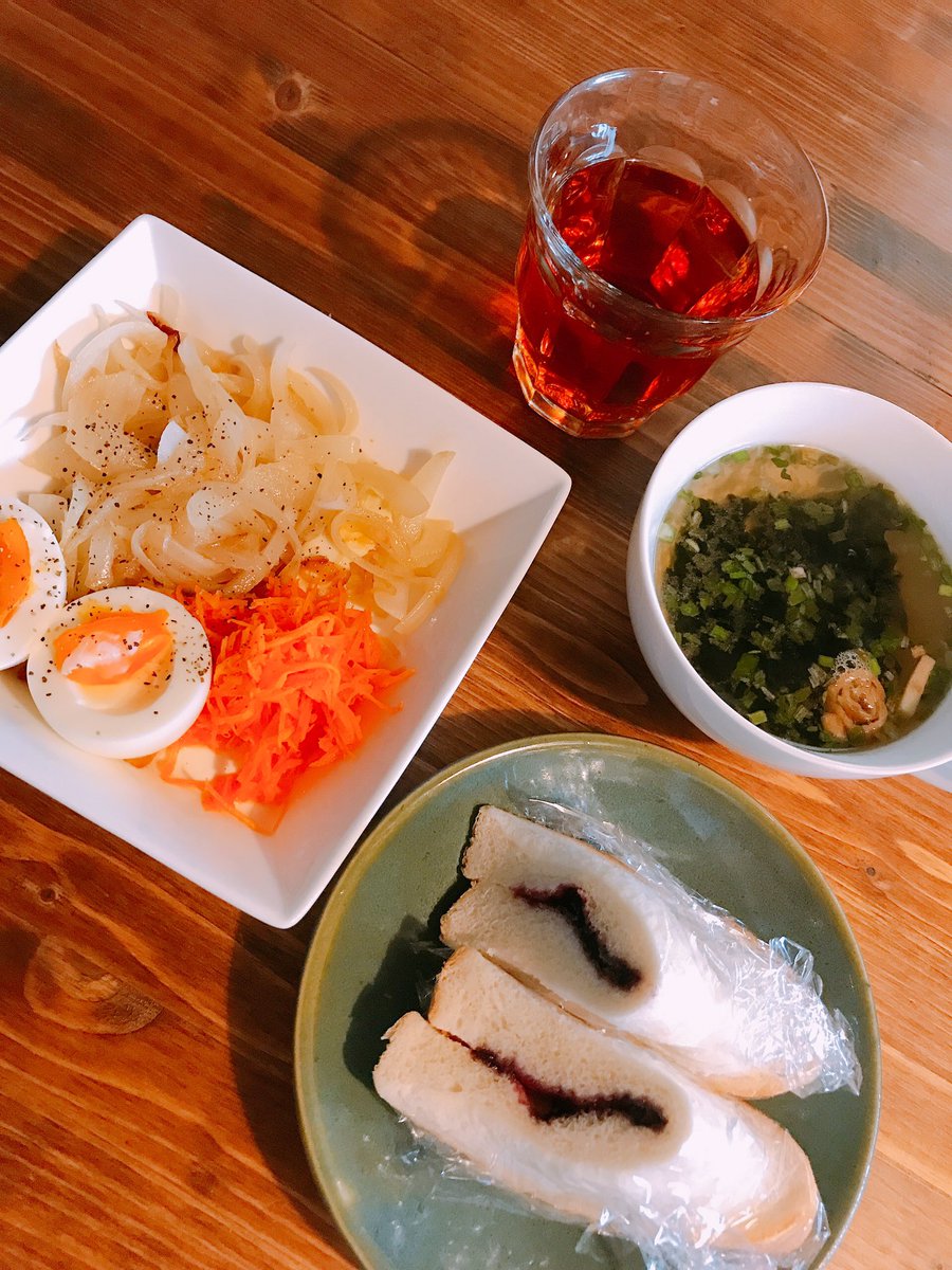 おひるごはん ブルーベリージャムパン ゆでたまごと野菜炒め わかめと麩のスー かまだ ダイエッターのイラスト