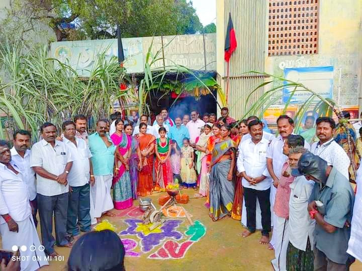 Ksdhanasekar2's tweet photo. திருப்பூர் கிழக்கு மாவட்டம், தாராபுரம் நகர திமுக மற்றும் திமுக இளைஞரணி சார்பாக *சமத்துவ பொங்கல் விழா* நிகழ்ச்சி என��ு தலைமையில் நடைபெற்றது. @mkstalin @Udhaystalin @mp_saminathan @dmkpadhu https://t.co/BPaLZV9RGD