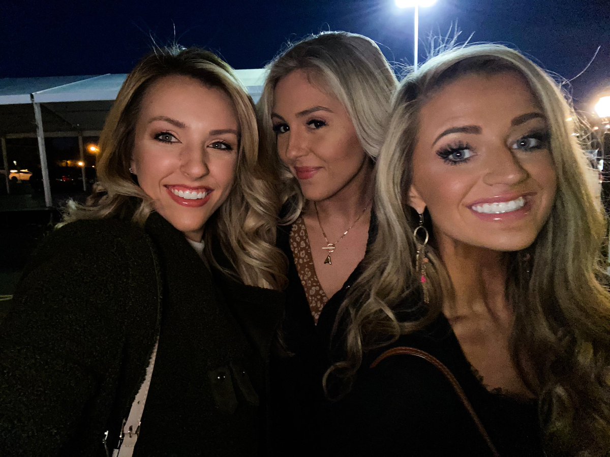 E_Sharp18's tweet photo. Thankful for friends who love me for who I am &amp; are there for me no matter what. It’s hard to find real ones like this 💞 I love y’all more than Cracker Barrel @shelbee_morgan @abbiegibson2 https://t.co/dJ1hhclWA5