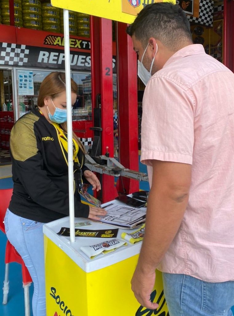 Desde hoy soy <a href="/sociosbsc/">SOCIOS BSC</a> 
Me siento muy contento, es la satisfacción de saber que apoyas al equipo no solo en #Facebook... #Instagram o por #WhatsApp. 
Este es el año donde <a href="/BarcelonaSC/">BARCELONA S.C.</a> necesita más que siempre el apoyo de todos. Recibí una excelente atención.