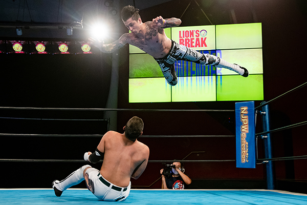 最後はファンタズモのスーパーキックで決着！ BULLET CLUBがメインで