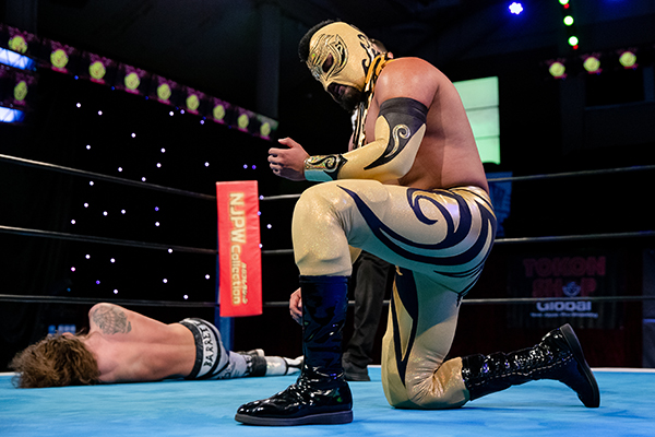 最後はファンタズモのスーパーキックで決着！ BULLET CLUBがメインで