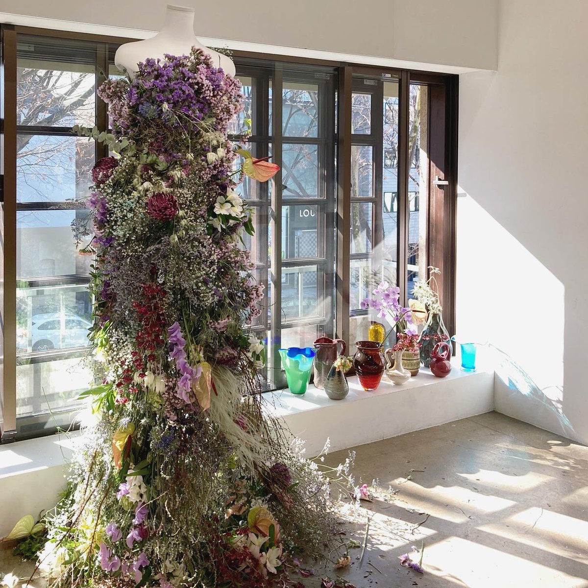 gui solo exhibition 「色を纏う花展」

”フラワーロス”をテーマにした展示会、本日が最終日となります。
18:00までのオープンです🌷

色とりどりのお花で彩られた会場をお楽しみいただけるのも本日まで。
guiさんのフラワーロスへの思いがつまった本展、最終日の本日もご来場お待ちしております🦢💐