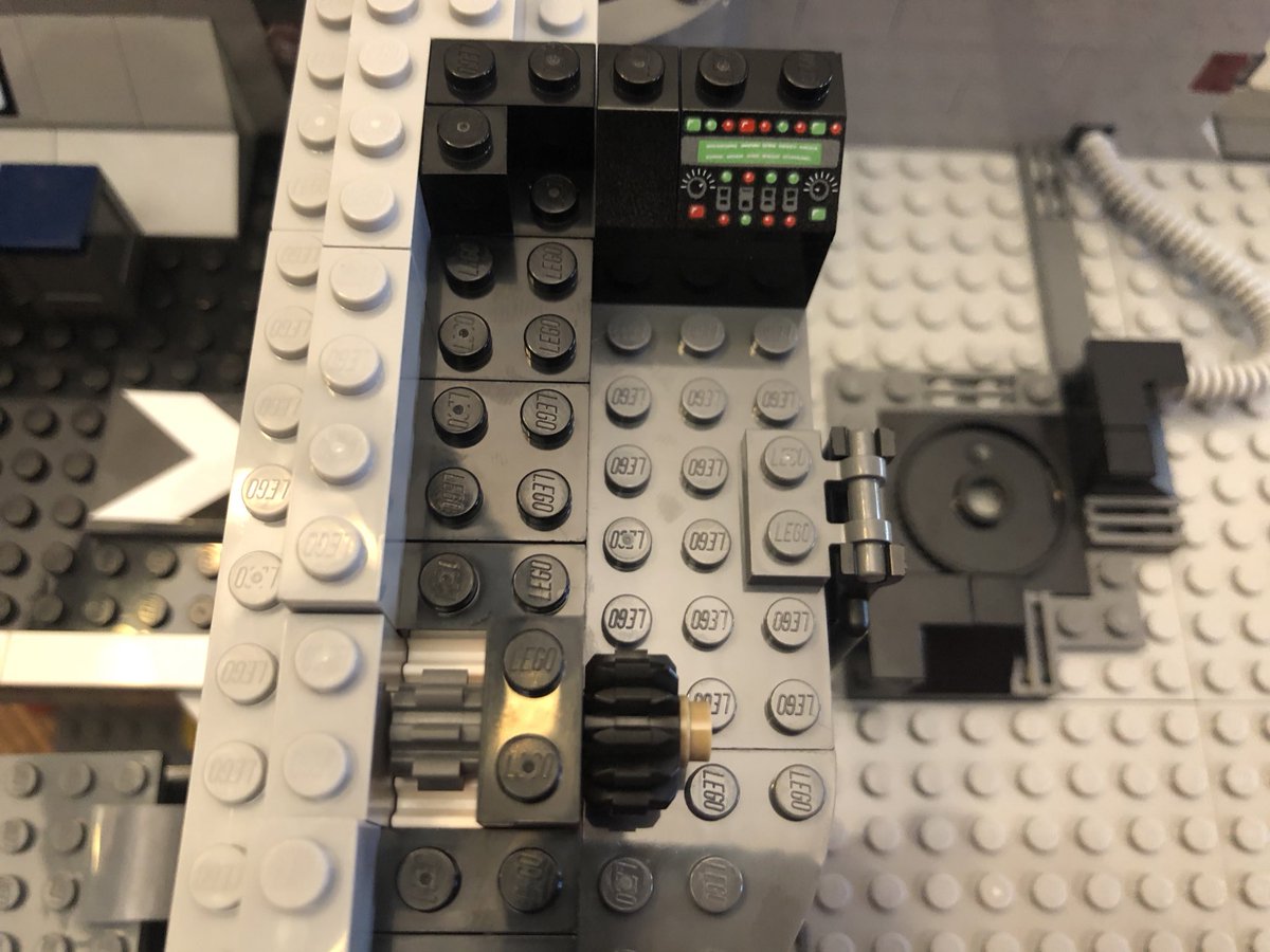 To place the mechanism. We need a second story, with a ladder to get up, and a set of consoles with the gear in the middle. Turn it to control the door below.  #LEGO  