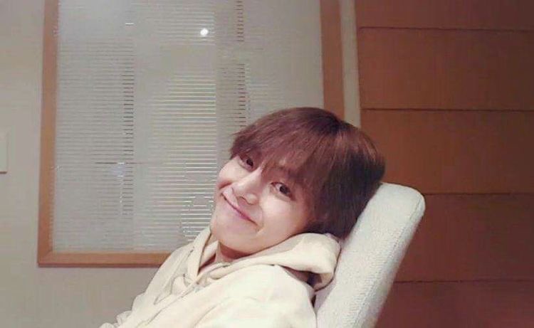 BooVoo1031's tweet photo. #taekook 

Jungkook is both a famous idol and a single dad to his little boy. Since he can't be with his baby all the time he got his neighbor, Taehyung to babysit Minjun. https://t.co/uviA4csOMm