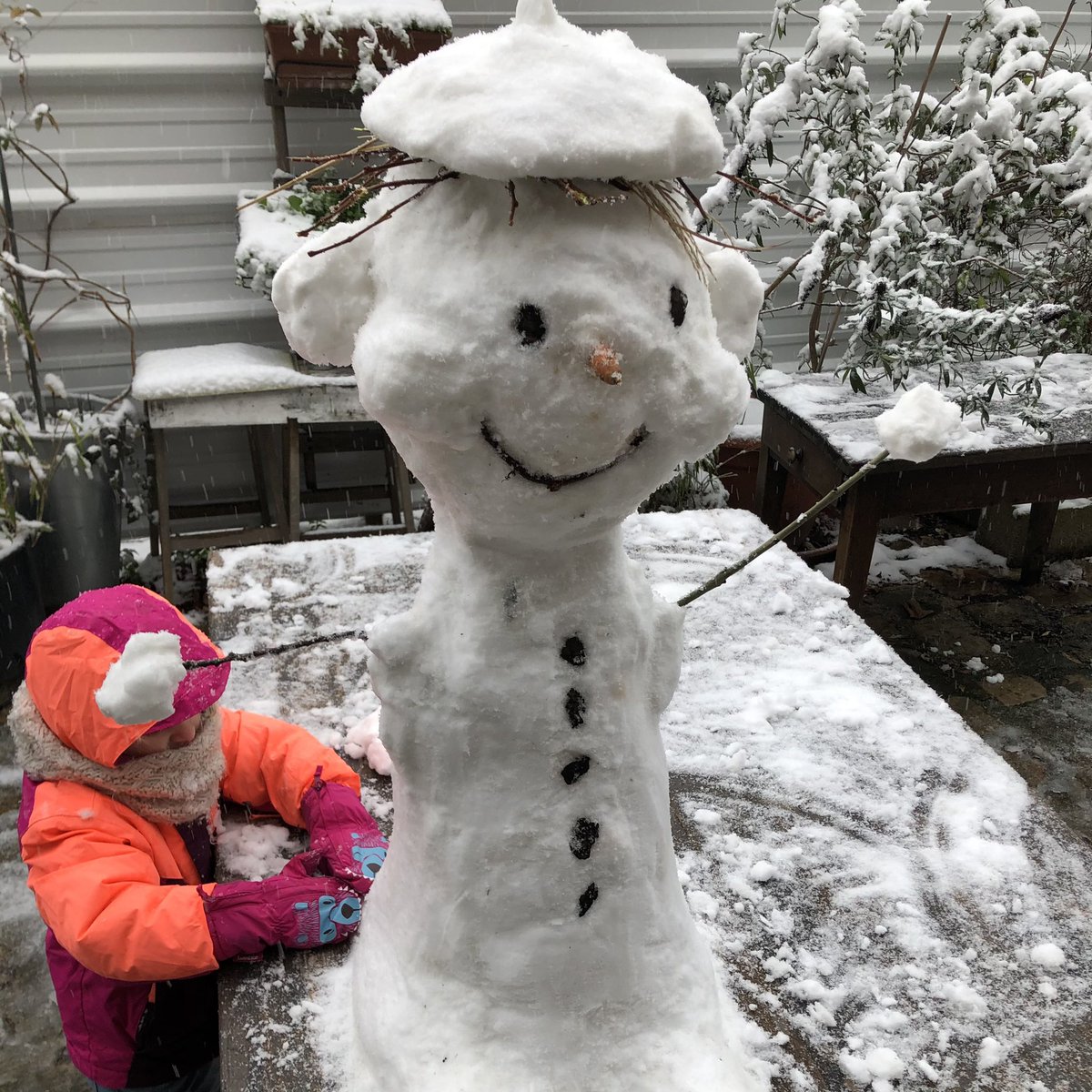 CourRasselins's tweet photo. « Je lui fais quoi comme chapeau ? - Un béret ! - Un béret ?? Bon d’accord. » https://t.co/5SUlVf3Pnn
