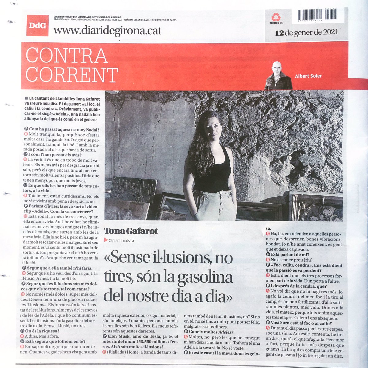 tonagafarot's tweet photo. Dimarts passat vaig sortir a la contraportada del @DiarideGirona, en les conegudes entrevistes de l’Albert Soler. Respostes diferents a preguntes diferents! 🤩
#noudisc #diaridegirona #contraportada #entrevista #musicaencatala #poprural #elfocelcaliuilacendra @AliciaMusica https://t.co/0qiZJeLjfQ