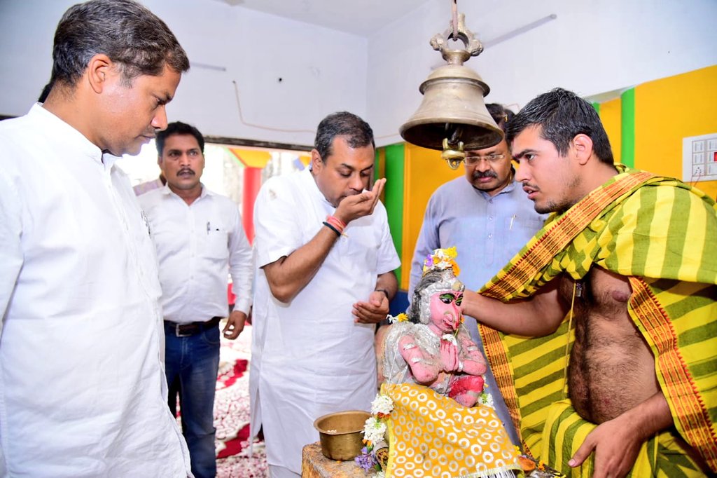 sambitswaraj's tweet photo. पुरी लोकसभा को चिलिका विधानसभा के पद्मपुर गाँव में राधामोहन मंदिर में भगवान के दर्शन करने का सौभाग्य प्राप्त हुआ। https://t.co/iHOePYWtBW