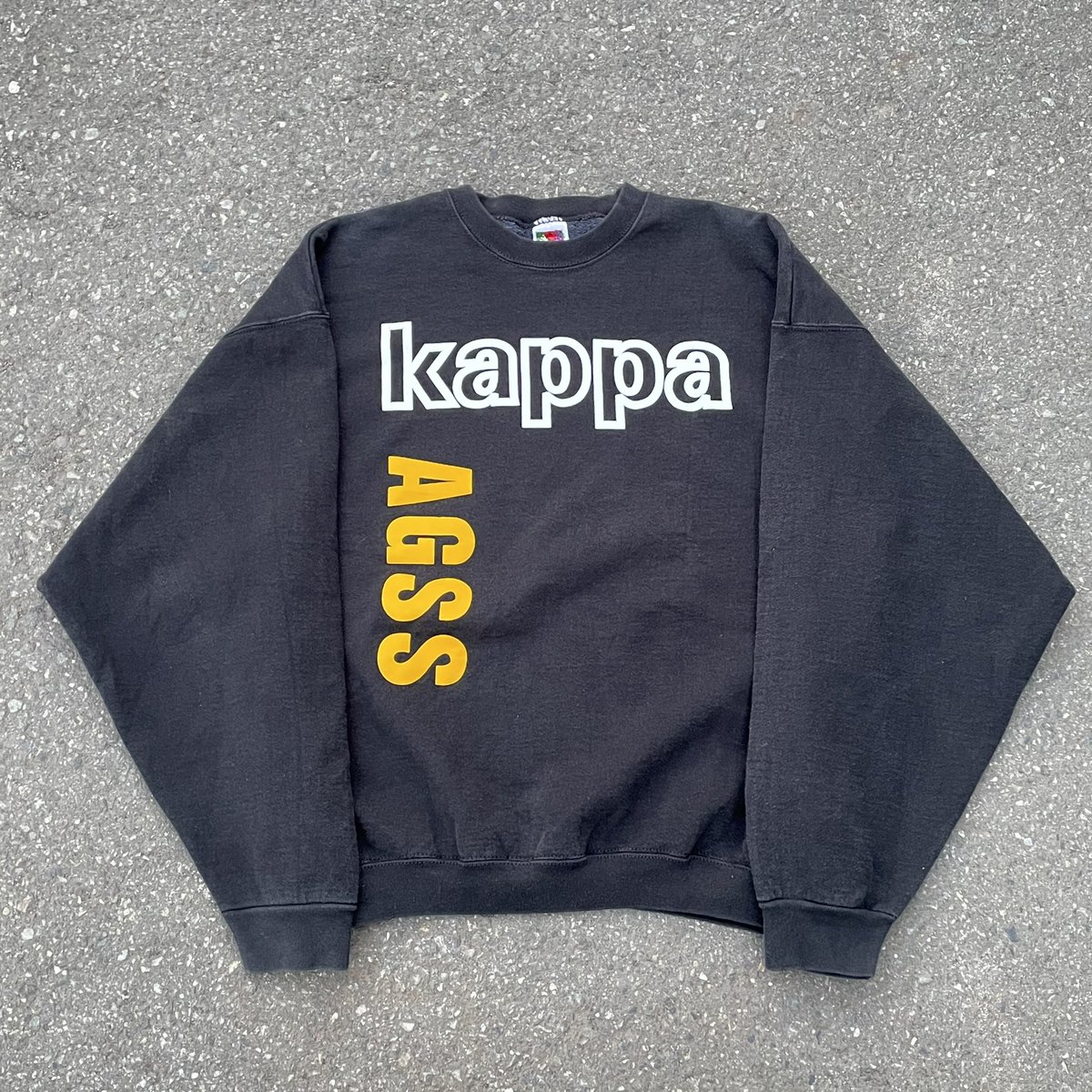 shopmirage02's tweet photo. スポーツブランド「Kappa」の90s FRUIT OF THE LOOM ボディのスウェット

プリントにあるAGSSは
A：American
G：Global
S：Soccer
S：School

プリントの色とバランスが絶妙

大人のスウェットスタイルに是非 https://t.co/uqYsvNOmyx