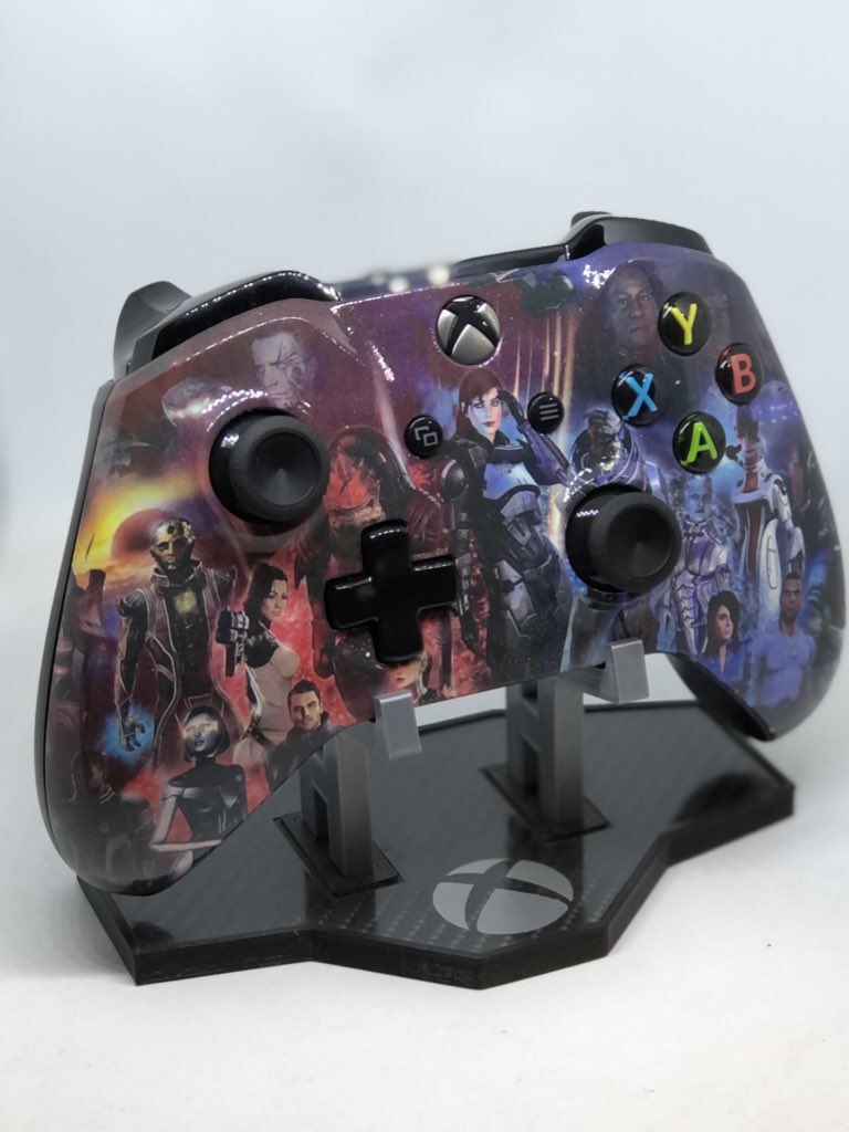CesarsDesigns's tweet photo. Who’s a fan of mass effect?
.
.
#cesarsgaragedesigns #masseffect #gamers #gaming #gamingcommunity #gaminggirl #fortnite #apexlegends #callofduty #hydrodip #customxboxonecontroller #xboxone #microsoft https://t.co/jKeEvvJgp2