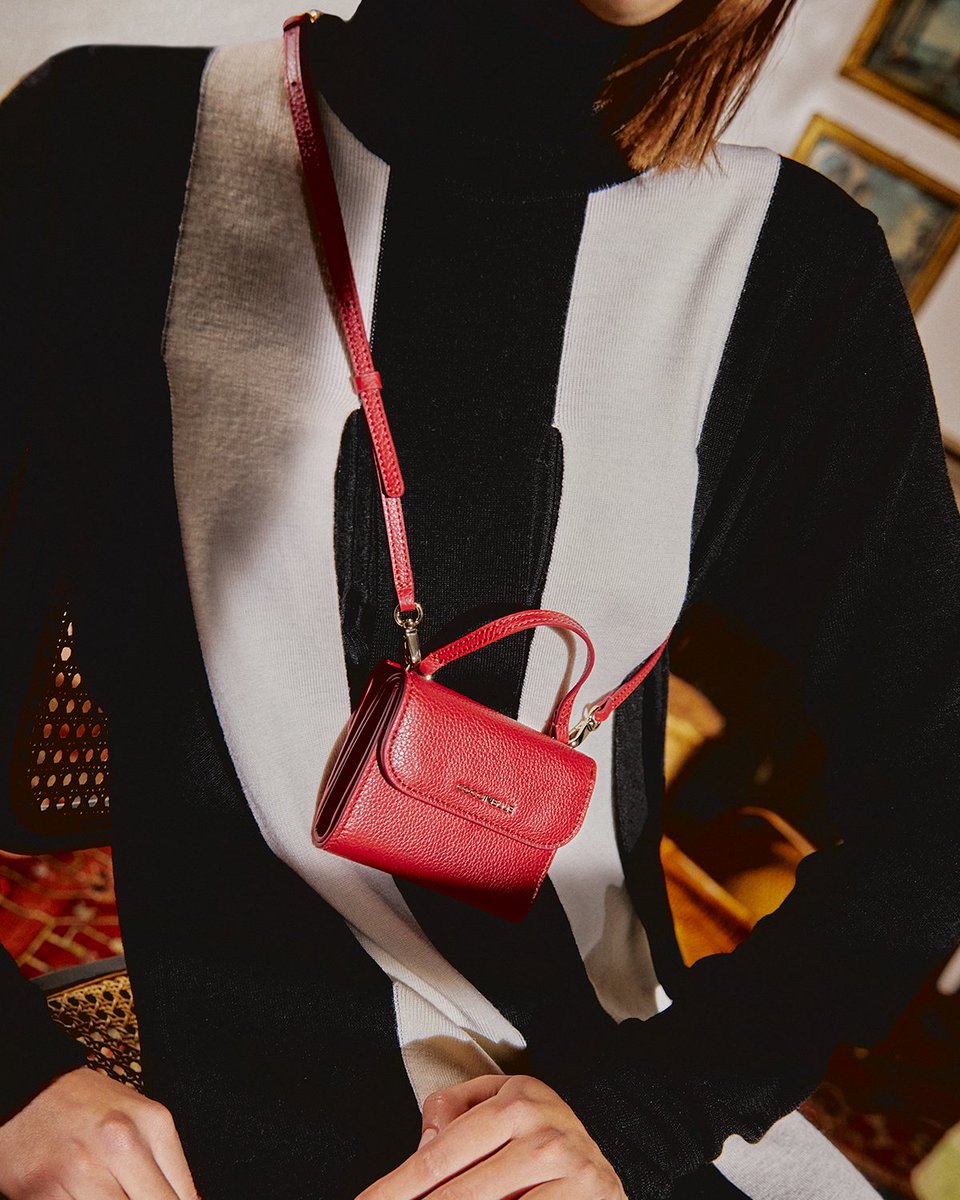 Coccinelle1978's tweet photo. Micro and marvelous: Melie is definitely the newest and coolest bag around.
#Coccinelle #CoccinelleBags #Spring2021 #DiscoverTheNewCollection #Melie #MicroBag https://t.co/qeEjSf3x9p