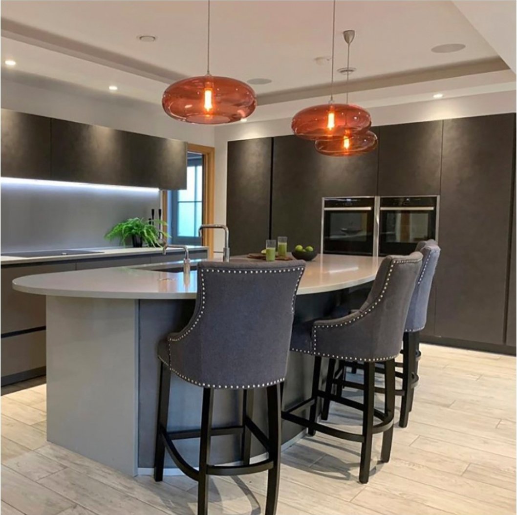 Our Horizon pendants are available in a range of colours including this gorgeous ruby! Perfect for adding a splash of colour to this modern kitchen.