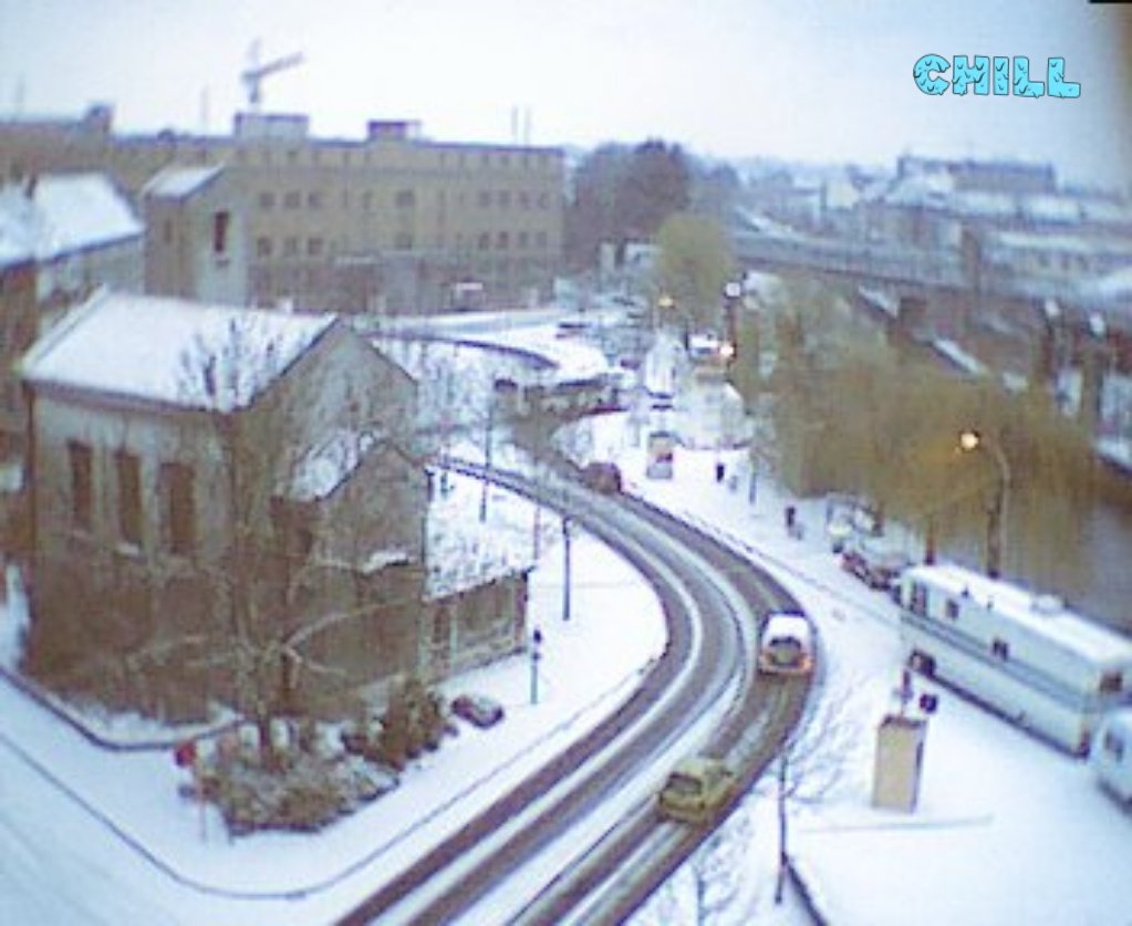 RadioAlosta's tweet photo. Oilsjt 16 joor terig in den toid.
Moinen iesten digitoalen kodak.
Zero zero zero zero komma ienen piksel.😂
#aalst #Oilsjt #werfplein #sneeuw  #2004 https://t.co/DKdEbVbqhJ