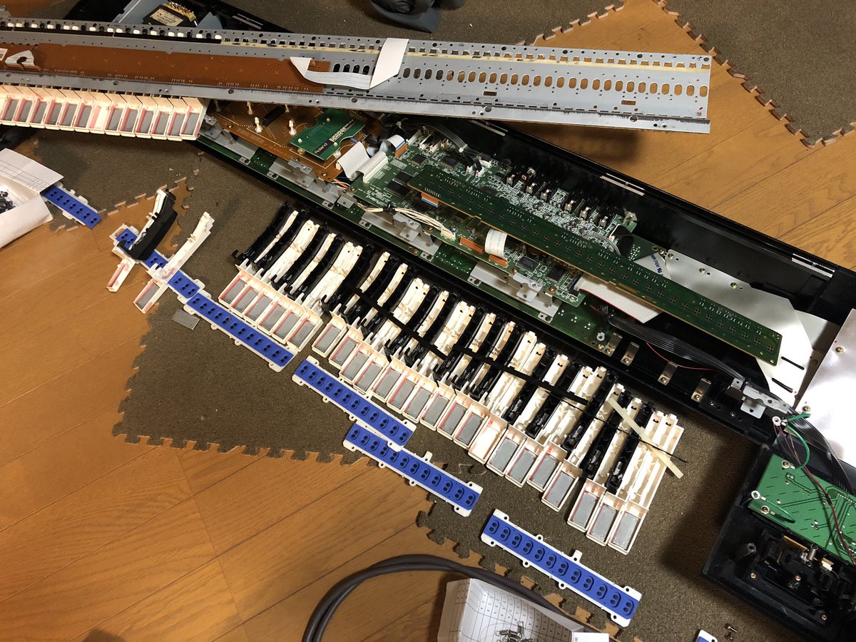 kattobi5's tweet photo. 鍵盤の修理なう
もう飽きた🤣
76鍵もあると大変💦

#Roland
#xp80 https://t.co/dw7lgisp0y