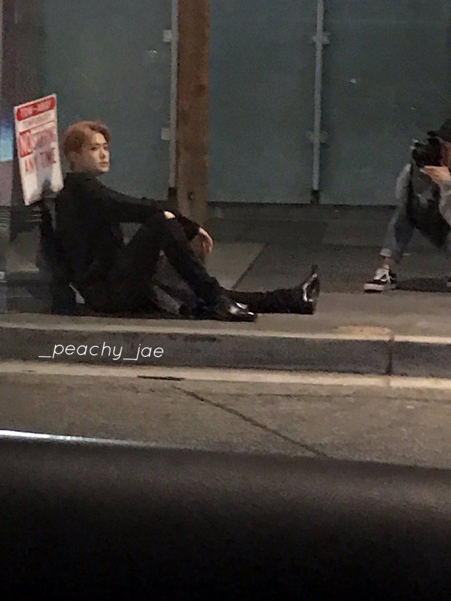 โหพึ่งเคยเห็นอันนี้ เจอแจฮยอนถ่ายแบบอยู่ข้างถนน ไกลขนาดนี้ยังรู้ว่าหล่อมาก