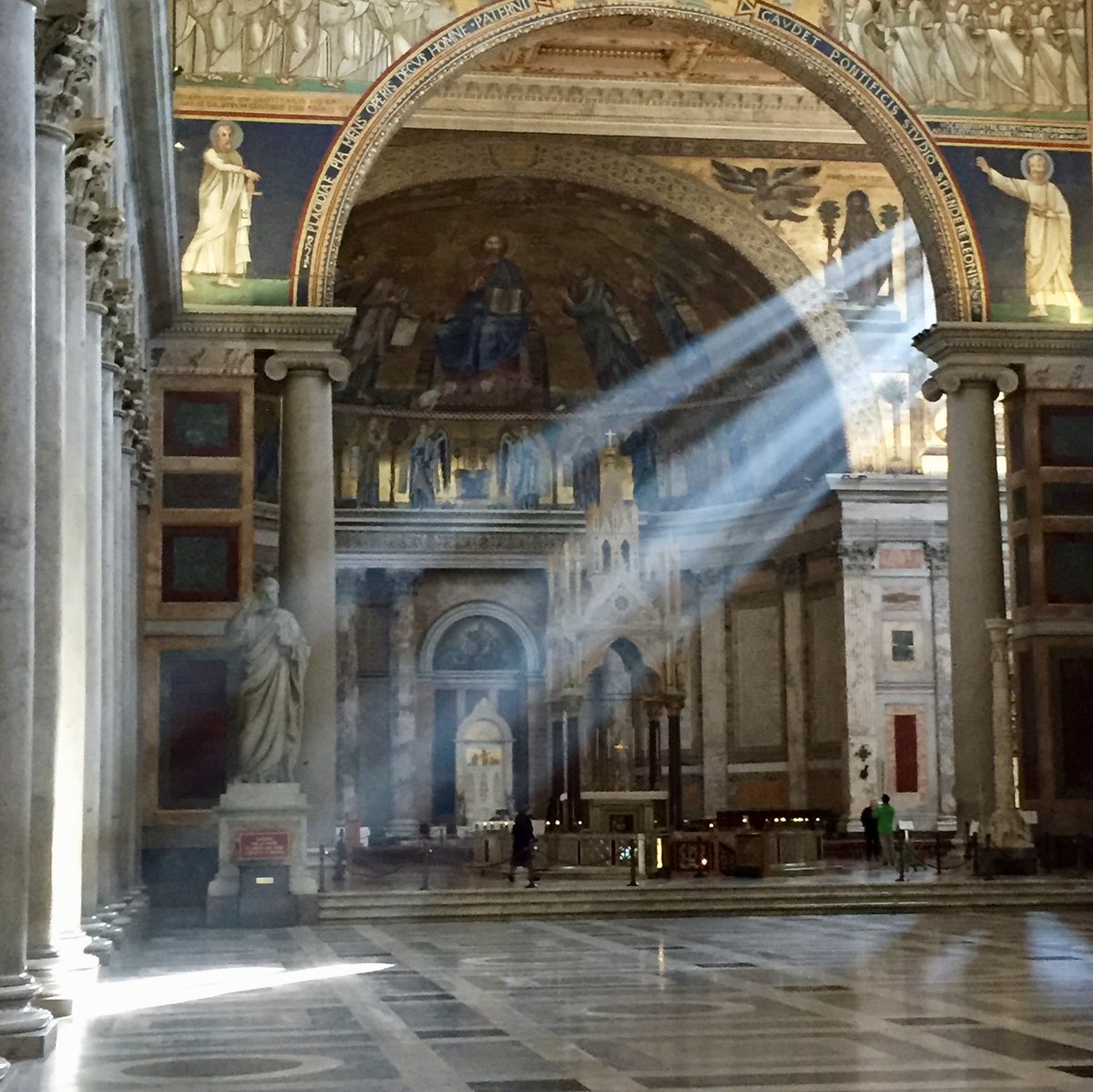 La vocazione, quale essa sia, conserva, come un’ostrica la perla, l’inizio, l’illuminazione, l’incontro. È la gemma più preziosa con cui possiamo adornare la nostra vita. Essa continua a rilucere anche quando lo sguardo consunto dall’esperienza si opacizza.