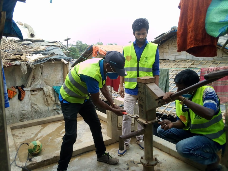 ManabSmkk's tweet photo. SMKK volunteer team are repairing  non-functional tube-wells for functional in Rohingya Camp-5 at Ukhiya Cox's Bazar. Funded by: Love Army-USA . The project Implemented by SHEBA  MANAB KALLYAN KENDRA-SMKK https://t.co/ingBEctrUo