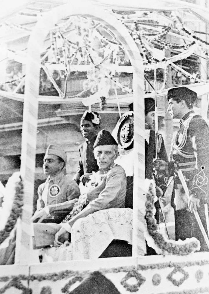 khalidkoree's tweet photo. The Quaid-i-Azam, Mohammad Ali Jinnah &amp; GMSyed make their way in a triumphal procession to the Annual Session of the Muslim League in Karachi, Sindh. 

Date: December 1943.
Photo Courtesy: National Archives Islamabad
#HBDSainGMSyed https://t.co/MVs5JyTG5Y
