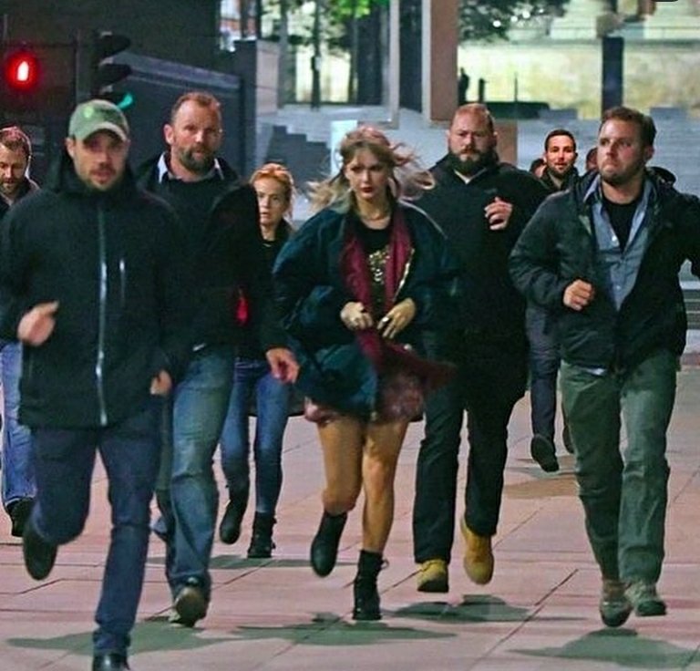 taylorshreya13's tweet image. Why have I never seen these pics before 💀