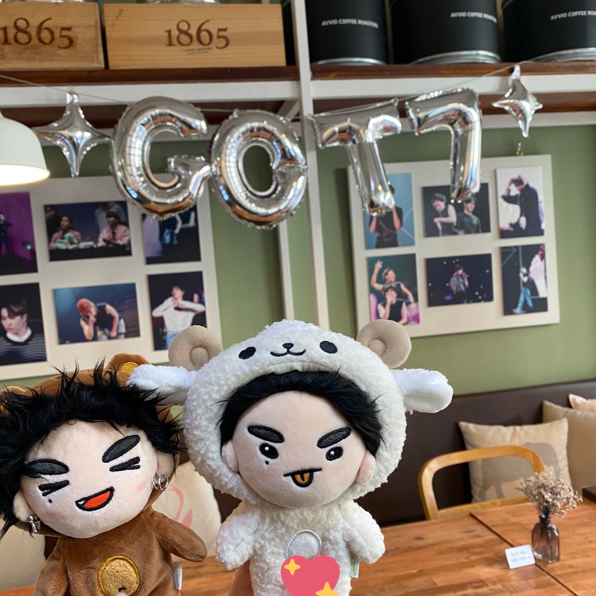 fly_youngjae's tweet photo. 갓세븐 7주년 카페 다녀와써요 ◡̈ 스페셜 특전은 없어서 아쉬웠지만 새카롱은 넘우 귀여웠어용 (๑˃̵ᴗ˂̵) 7주년 카페 열어주셔서 감사합니당 💚💚💚 

#갓세븐_우리의_잃어버린_조각
#GOT7_Our_Missing_Piece https://t.co/cHSVhJGn97