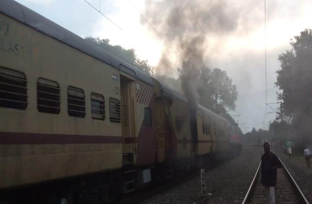 punjabkesari's tweet photo. मालाबा�� एक्सप्रेस के पार्सल कोच में लगी आग, यात्रियों की सूझबूझ से टला बड़ा हादसा   https://t.co/mIdVmicgvy #MalabarExpress #Kerala #VarkalaStation #ParcelCoach #Fire #Passenger #FireBrigade #NationalNews #punjabkesari #punjabkesarinews https://t.co/le7PDXtOrS