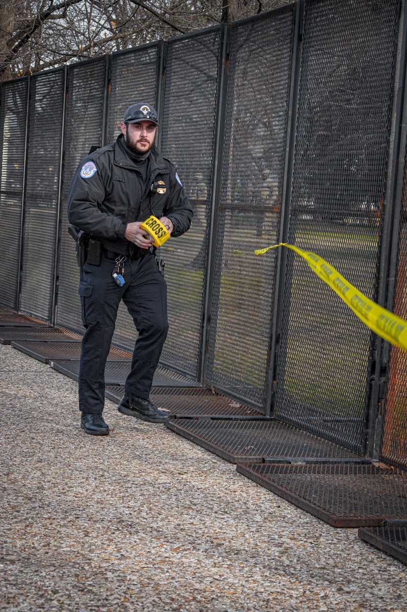 A cop began string up extra police tape directly in front of me, getting direction from another further down.“Go as far as you can!” they shouted, “the tape just makes people uncomfortable so they stay away.” #DCLockdown  #BenjaPhoto