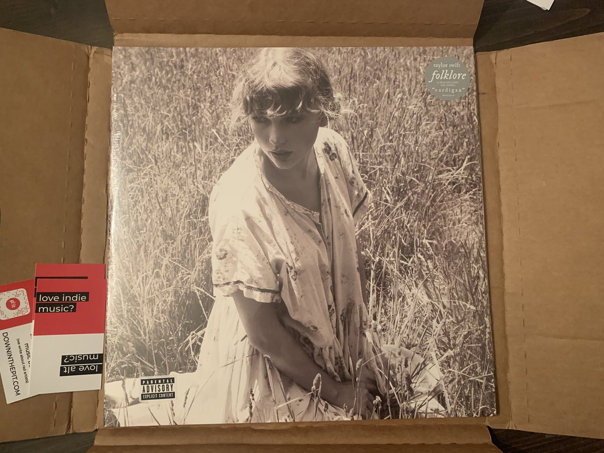 TAYweSTAN's tweet photo. Thank you so much @downinthepit for this amazing #folklore vinyl 💓💓💓 https://t.co/ShnwqG7XNE
