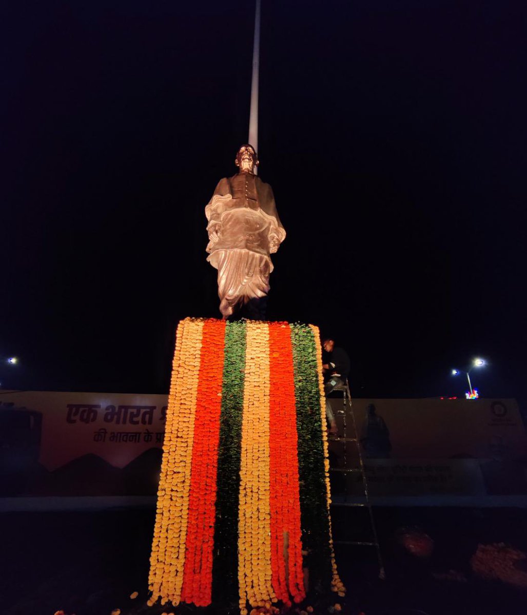 prabhunvasava's tweet photo. વિશ્વની સૌથી ઉંચી પ્રતિમા "સ્ટેચ્યુ ઓફ યુનિટી" ખાતે હવે ટ્રેન દ્વારા પણ પહોંચી શકાશે.
કેવડિયા ખાતે નિર્માણ થયેલ રેલવે સ્ટેશન "ગ્રીન બિલ્ડિંગ સર્ટિફિકેશન" ધરાવતું ભારતનું પ્રથમ રેલવે સ્ટેશન છે.
#StatueOfUnityByRail https://t.co/MwA5pEwRO9
