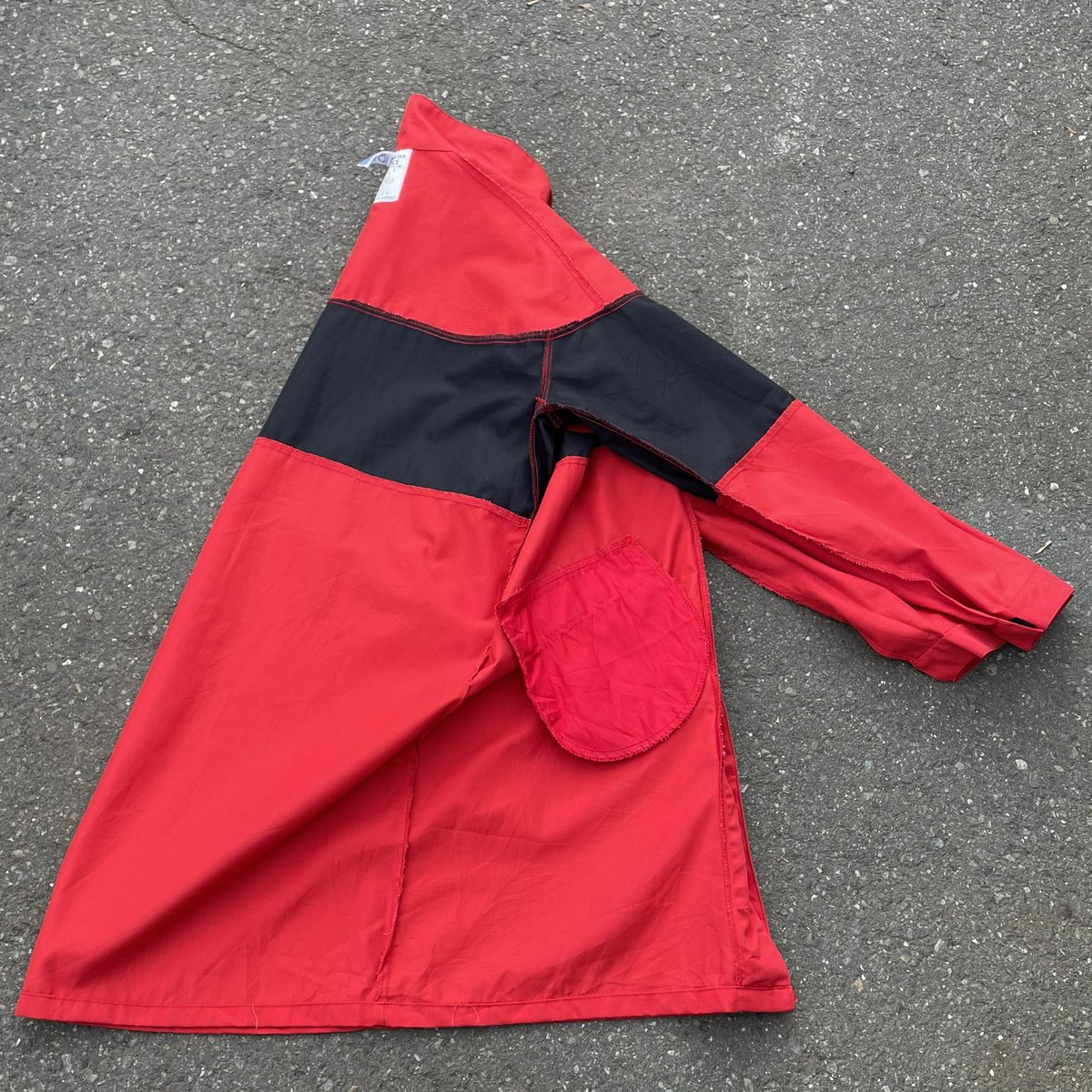 shopmirage02's tweet photo. タグの表記から恐らくmade in Italy

Euro圏らしくボタンカバーのある比翼仕立て

胸ポケットもボディに当て布を付けて作るタイプではなく、内側に袋を作るスマートな仕様

着丈もミドル丈ほどあるのでコートのようなノリで着れます https://t.co/JVOqMgGtew