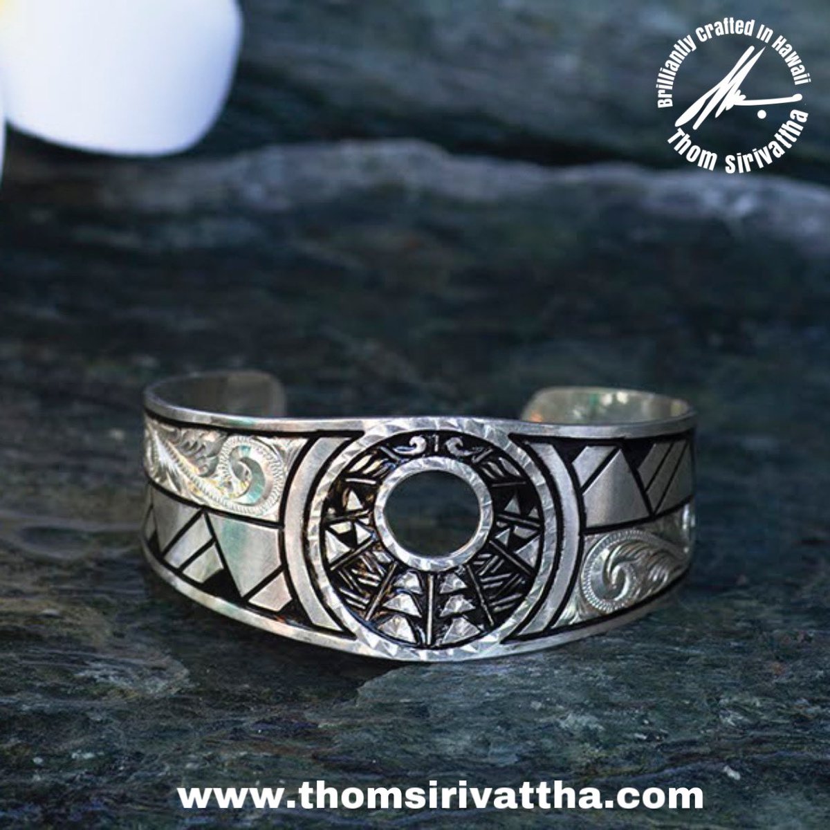 thomsirivattha's tweet photo. Medallion cuff bangle in sterling silver with tapa and Princess scroll designs. #thomsirivattha #lahanajewelry #hawaiiartist #hawaiilife #hawaii #madeinhawaii #handcraftedjewelry #handcrafted #shoplocal #cuffbangle #tapas #tribal https://t.co/QiggYCk5g4