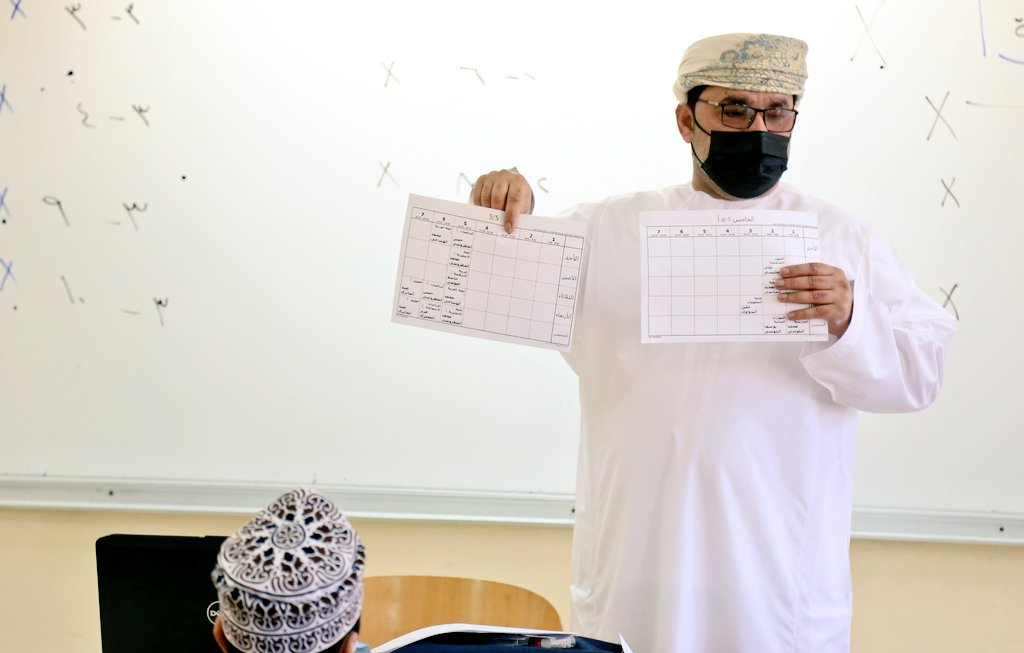EduGovNBT2605's tweet photo. الأستاذ عبدالله البلوشي يوضح محتوى الجدول المدرسي للطلبة والتفريق بين الحصص المباشرة في المدرسة والحصص غير المتزامنة وحصص مواد المهارات الفردية.
#فعاليات_تعليمية_شمال_الباطنة 
#مدارسنا_بأعيننا https://t.co/ps0NebiARV