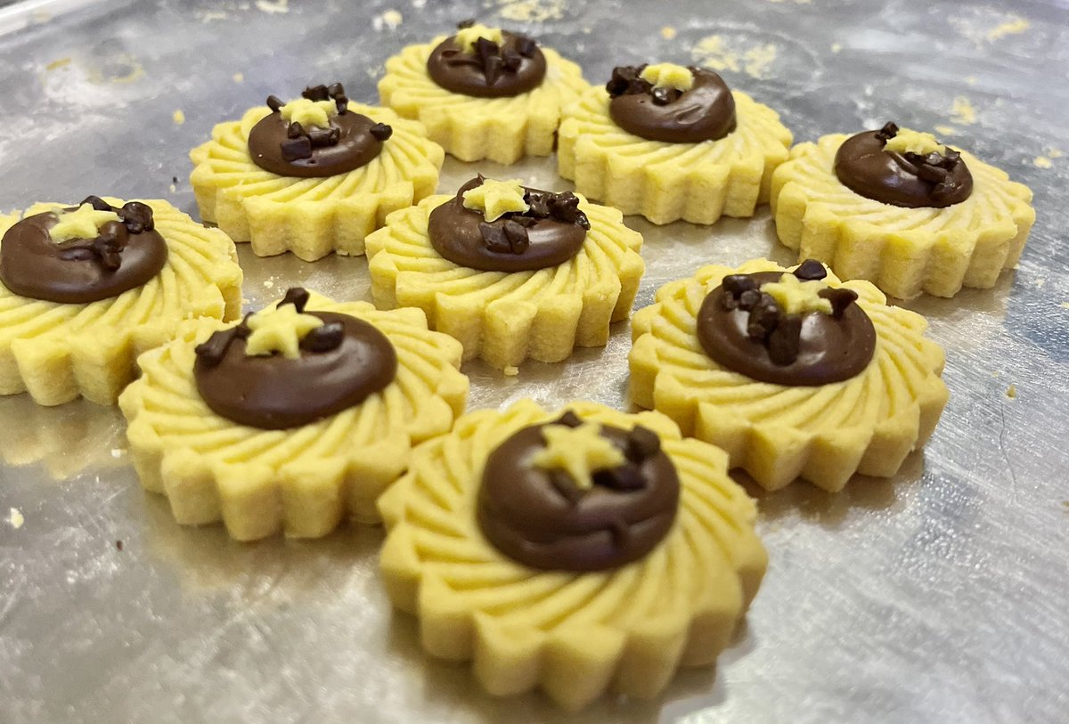 iKhairulAkil's tweet photo. Any 🍍 & Nutella tart lovers here ?
Introducing Temasek Tart! Delicious homemade treats 😋
🍍 tart : RM30/25pcs
Nutella tart : RM35/25pcs
Taste different !
#temasektart #premiumtart #pineapple #nutella #pineappletart #nutellatart #homemade #tastedifferent #delicious https://t.co/9YFpzHlMOy