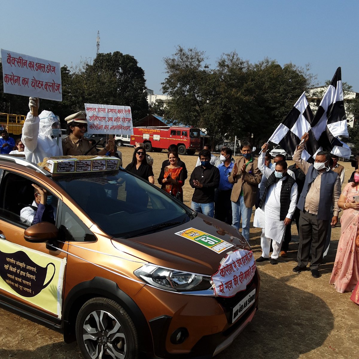 NitinRaut_INC's tweet photo. कोविड-१९ च्या जागरूकता अभियानाअंतर्गत नागपूर येथील @DainikBhaskar दैनिक भास्करद्वारे आयोजित #फैमिलीकाररॅली2021 ला मी आणि नागपूरचे महापौर यांनी झेंडा दाखवून प्रारंभ केला. या रॅलीच्या माध्यमातून कोरोना , वाहतूक नियमांचे पालन करणे आणि स्वच्छ व हरित नागपूरचा संदेश देण्यात येत आहे. https://t.co/6trcaI5Tv7