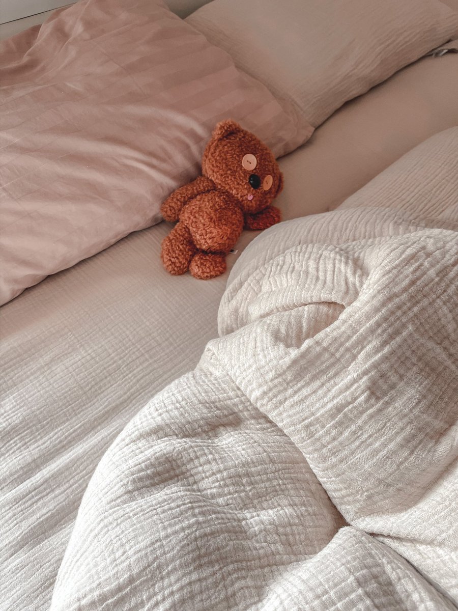 ตั้งแต่ซื้อ Topper มาวางบนเตียงอีกชั้น ก็คือไม่อยากลุกจากที่นอนเลย ตอนแรกก็คือว่ามันจะสบายจิงมั้ย นอนไปนานๆจะปวดหลังรึเปล่า นี่ลองนอนมาวีคนึงละปรากฏคือไม่เลย!! โคตรสบาย ตอนนี้กลายเป็นเตียงดูดวิญญานไปละจ้ะ ซื้อเถอะ คุ้มจริง