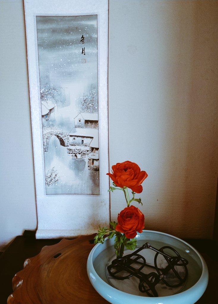 大澤一煌 花轡 富士山に活ける 剣山なしで 花轡 富士山 に真っ赤なラナンキュラスを活けました 手元で美しくお花を組んで 塩梅の良い所に挿します 活けるときは 千鳥足にならないように足元を揃えて 活けましょう 前の花留2コマの写真は 轡を