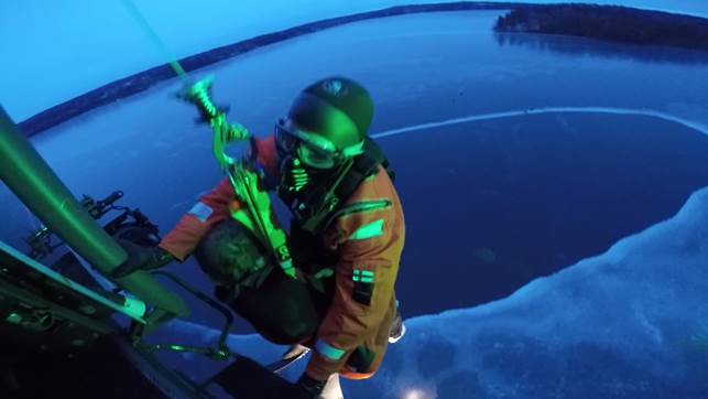 MERIVARTIOSTO VAROITTAA älä mene jäälle! Olemme huolissamme ihmisten jäällä liikkumisesta. Nyt on ollut jo neljä jäihinputoamis-tehtävää ja mikä pahinta, kaksi niistä samaan aikaan. <a href="/rajaheko/">Vartiolentolaivue</a> on useimmiten ainoa nopea apu, eikä sekään ehdi moneen paikkaan yhtäaikaa #heikotjäät