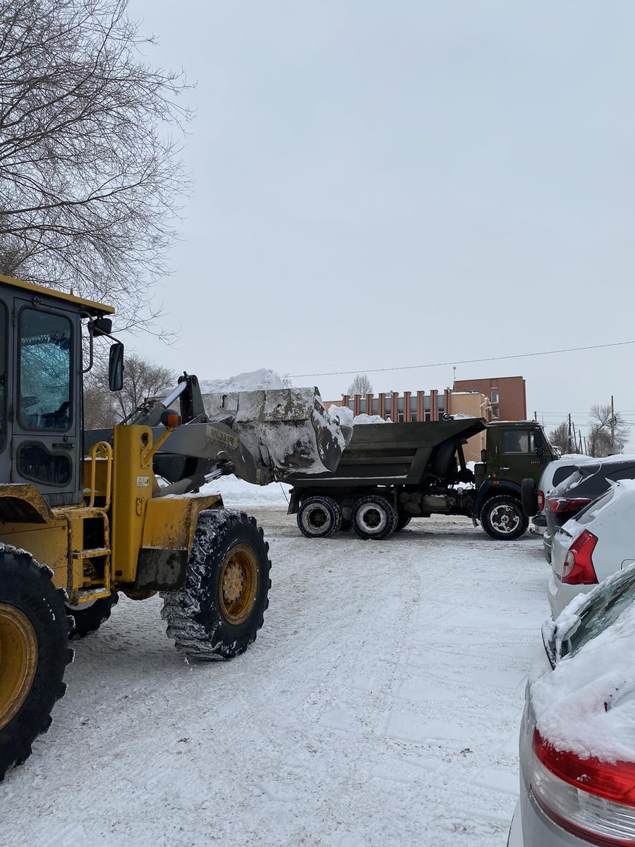 fc8Mdl4v2cE6atX's tweet photo. Продолжаются работы по  вывозу снега в населенных пунктах поселения https://t.co/bG0ZIDbtJU