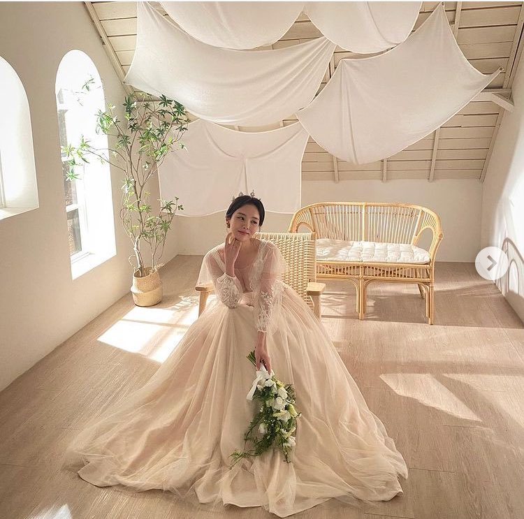 lumejeon's tweet photo. jiwoo is absolutely stunning as a bride🥺 she looks so beautiful https://t.co/DOPplM4MK0
